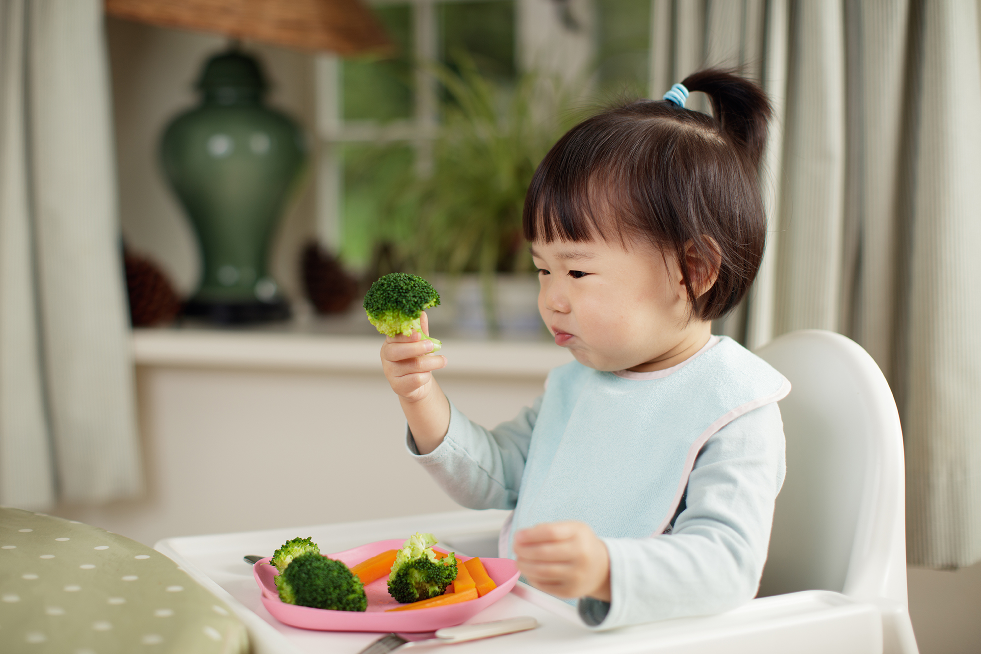 training-baby-to-eat-vegetables-fruit