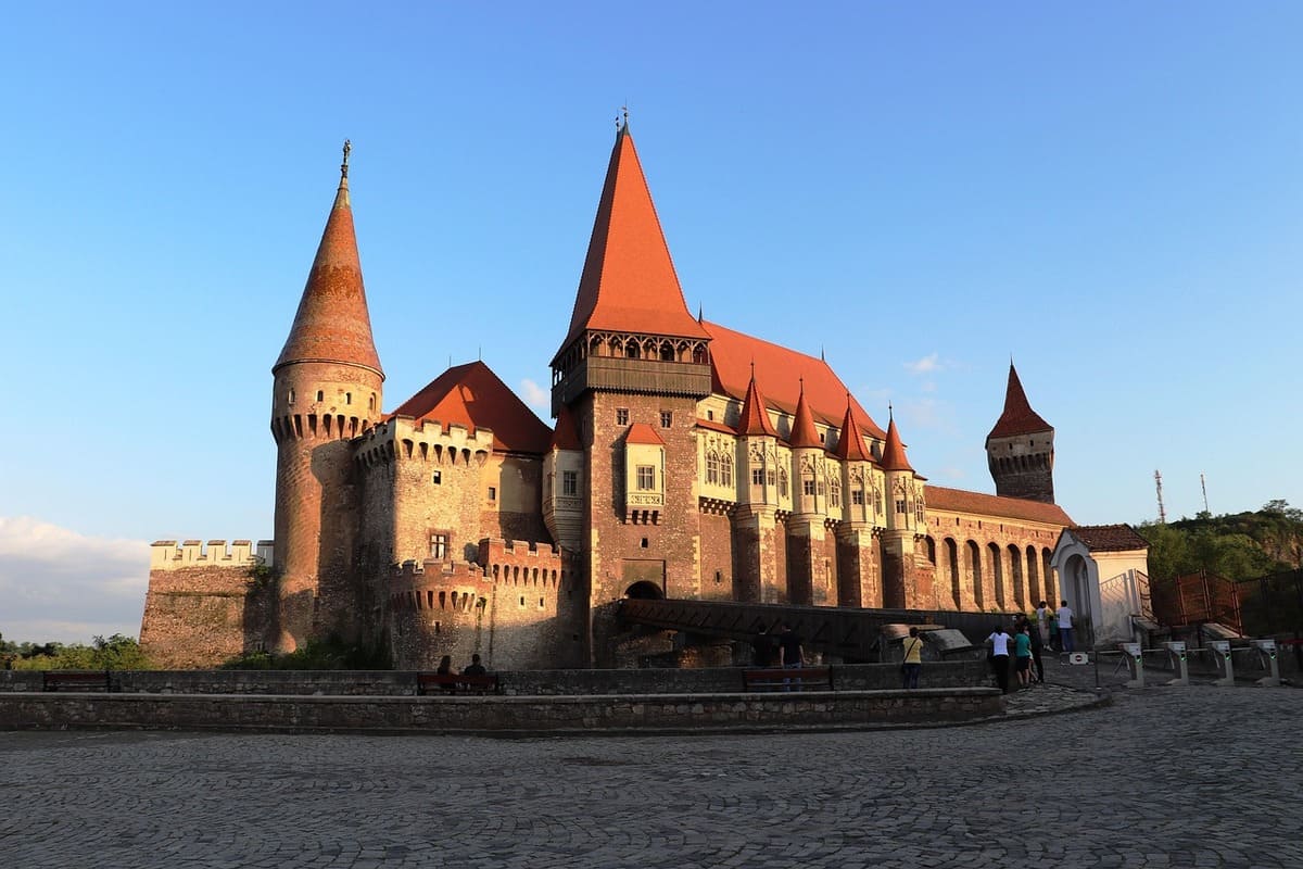 โบสถ์ Cârța Monastery และปราสาท Corvin, โรมาเนีย ประกันเกินทางวิริยะ