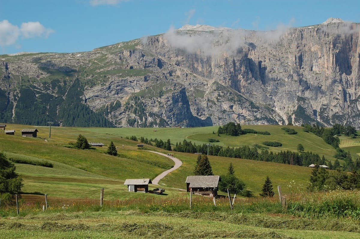 Dolomites, Italy ประกันเดินทางวิริยะ